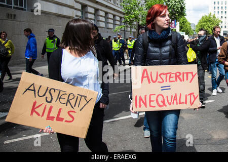 Anti-austerità manifestanti dipinto un grande striscione sul Westminster Bridge prima appesa al ponte. Centinaia di poliziotti guardato ma non intervenire. La polizia ha rimosso il banner ma le ha permesso di essere messo di nuovo sulla banca del sud. Londra, Regno Unito. Il 30 maggio 2015. Foto Stock