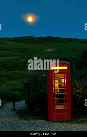 Nella casella Telefono e luna piena nel Sud Inghilterra, Gran Bretagna, Europa Foto Stock