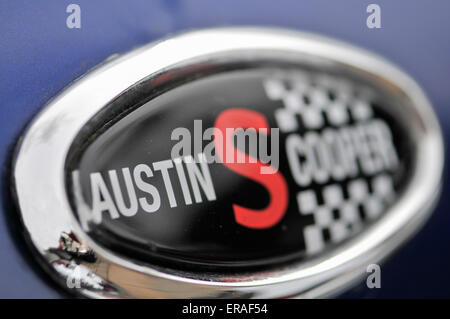 Il Badge sul cofano di una Austin Mini Cooper S a partire dalla metà degli anni ottanta Foto Stock