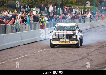 Bournemouth, Regno Unito il 30 maggio 2015. La seconda giornata del Bournemouth ruote Festival. Per la finale Paolo Swift spinge la sua Ford Escort su due ruote lungo la lunghezza della East Overcliff Drive Credit: Carolyn Jenkins/Alamy Live News Foto Stock