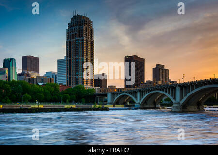 Tramonto sulla skyline di Minneapolis e del fiume Mississippi a Minneapolis, Minnesota. Foto Stock