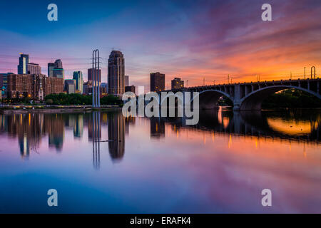 Tramonto sulla skyline di Minneapolis e del fiume Mississippi a Minneapolis, Minnesota. Foto Stock