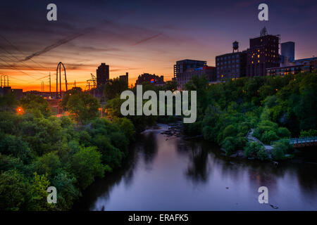 Tramonto sul Fiume Mississippi e Marcy-Holmes, a Minneapolis, Minnesota. Foto Stock