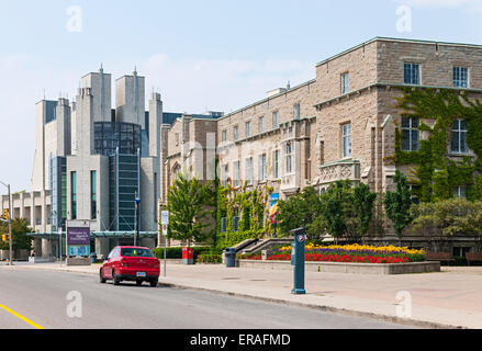 KINGSTON, Canada - 2 agosto 2014: Union Street con i moderni Stauffer biblioteca e gli studenti storico Memorial Union edifici su Q Foto Stock