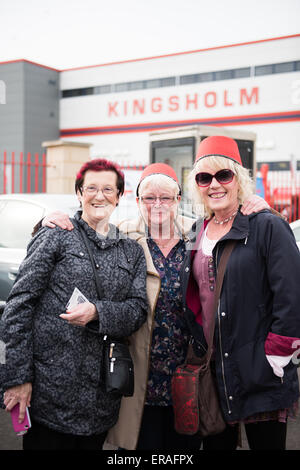 Gloucester, Regno Unito. Il 30 maggio 2015. Madness suonare dal vivo al Kingsholm Stadium, Gloucester, Regno Unito come parte del loro tour Grandslam - la folla in attesa in attesa di follia Credito: Daniel Fisher/Alamy Live News Foto Stock