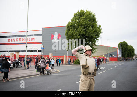 Gloucester, Regno Unito. Il 30 maggio 2015. Madness suonare dal vivo al Kingsholm Stadium, Gloucester, Regno Unito come parte del loro tour Grandslam - la folla in attesa in attesa di follia Credito: Daniel Fisher/Alamy Live News Foto Stock