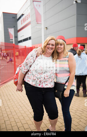 Gloucester, Regno Unito. Il 30 maggio 2015. Madness suonare dal vivo al Kingsholm Stadium, Gloucester, Regno Unito come parte del loro tour Grandslam - la folla in attesa in attesa di follia Credito: Daniel Fisher/Alamy Live News Foto Stock