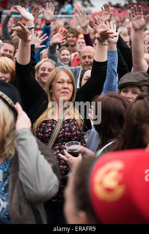 Gloucester, Regno Unito. Il 30 maggio 2015. Madness suonare dal vivo al Kingsholm Stadium, Gloucester, Regno Unito come parte del loro tour Grandslam - la folla in attesa in attesa di follia Credito: Daniel Fisher/Alamy Live News Foto Stock