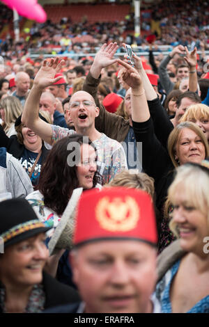 Gloucester, Regno Unito. Il 30 maggio 2015. Madness suonare dal vivo al Kingsholm Stadium, Gloucester, Regno Unito come parte del loro tour Grandslam - la folla in attesa in attesa di follia Credito: Daniel Fisher/Alamy Live News Foto Stock