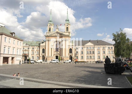 Blue sky nuvole bianche visualizza Insurrezione di Varsavia monumento verso la Cattedrale di campo dell'Esercito Polacco, Krasinski Square, Varsavia, Polonia Foto Stock