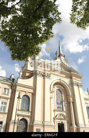 Cielo blu, il bianco delle nuvole ritratto, attraverso verdi rami di albero, Cattedrale di campo dell'Esercito Polacco, Dluga Street, Varsavia, Polonia Foto Stock