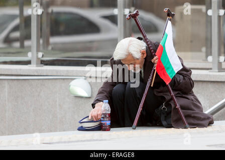 Sofia, Bulgaria - 15 Maggio 2015: un mendicante senzatetto è elemosinare ad un sottopasso della metropolitana entrata nel centro di Sofia. Anni dopo Foto Stock