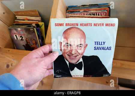 Paesi Bassi - Marzo 2015: registrazione LP della American Film e televisione attore e cantante Telly Savalas in una seconda mano stor Foto Stock