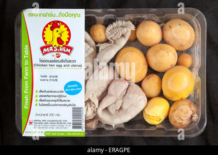 Cinese uovo di gallina e utero pacco di cottura Ingredienti in vendita presso il supermercato in Thailandia Foto Stock