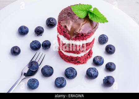 Torta rossa del velluto con mirtilli. Noi bandiera dessert a tema, ideale per il giorno di indipendenza. Noi bandiera dessert a tema, ideale per Independ Foto Stock