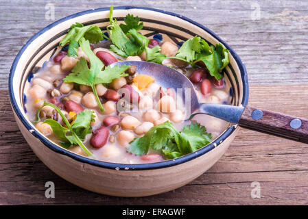 Fagioli rossi, fagiolo bianco, urid bean pulcino e la zuppa di piselli con foglie di coriandolo fresco. Foto Stock