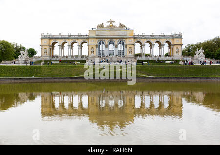 Vienna, Austria - 1 Maggio 2015: i turisti vengono a visitare la Gloriette nell'ex imperial residenza estiva nota come P di Schonbrunn Foto Stock