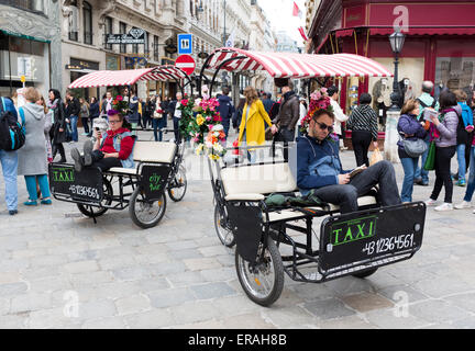 Vienna, Austria - 1 Maggio 2015: i tassisti sono in attesa di turisti alla Michaelerplatz a Vienna, Austria. Foto Stock