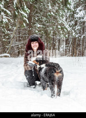 Ragazza con il cane da montagna Foto Stock