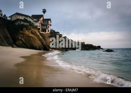 Le scogliere e le case a Boschi Cove, in Laguna Beach in California. Foto Stock