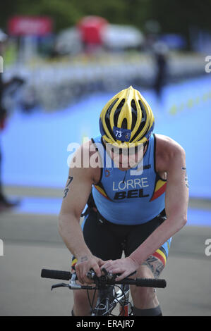 Londra, Regno Unito. Il 30 maggio 2015. Cirillo Lorre (ITU) ciclismo in allontanamento dalla zona di transizione durante l'uomo PT3 Paratriathlon al mondo Vital Triathlon, Londra. Lorre giunse quinto con un tempo di 01:29:21. Credito: Michael Preston/Alamy Live News Foto Stock