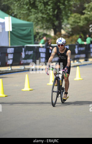 Londra, Regno Unito. Il 30 maggio 2015. Keiichi Sato (JPN) finendo la gara ciclistica parte di uomini della PT4 Paratriathlon al mondo Vital Triathlon, Londra. Sato finito in undicesima posizione con un tempo di 01:05:53. Credito: Michael Preston/Alamy Live News Foto Stock