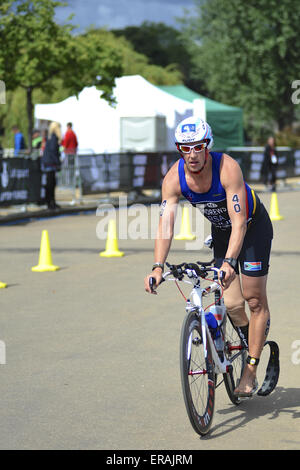 Londra, Regno Unito. Il 30 maggio 2015. Stan Andrews (RSA) finendo la gara ciclistica parte di uomini della PT4 Paratriathlon al mondo Vital Triathlon, Londra. Andrews finito nel diciottesimo posto con un tempo di 01:13:36. Credito: Michael Preston/Alamy Live News Foto Stock