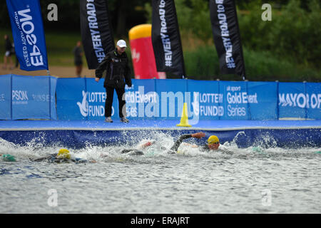 Londra, Regno Unito. Il 30 maggio 2015. Gli atleti di sesso maschile a partire a nuotare nel mondo Vital Paratriathlon Triathlon. Credito: Michael Preston/Alamy Live News Foto Stock