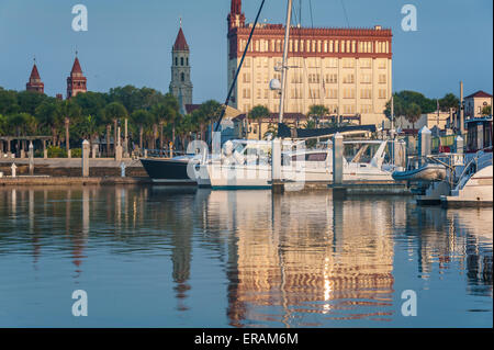 Vista del centro storico della Florida la Città Vecchia di Sant Agostino e il Municipal Marina a Matanzas Baia. Foto Stock