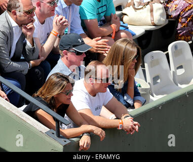 Paris, Paris. Il 30 maggio 2015. Kim Murray (1R, fila anteriore), moglie di Andy Murray e Andy Murray allenatore Amelie Mauresmo (1L, fila anteriore) sono visibili durante il Uomini Singoli Terzo turno match tra Andy Murray e Nick Kyrgios a 2015 Open di Francia di tennis del torneo al Roland Garros di Parigi, Francia il 30 maggio 2015. Andy Murray ha vinto 3-0. © Han Yan/Xinhua/Alamy Live News Foto Stock