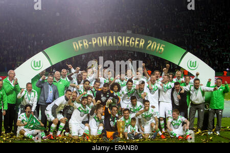 Berlino, Germania. Il 30 maggio 2015. I giocatori di VfL Wolfsburg posano con il trofeo per le foto di gruppo dopo la Coppa di Germania (DFB Pokal) finale di partita di calcio contro il Borussia Dortmund a Berlino, Germania, il 30 maggio 2015. VfL Wolfsburg ha vinto 3-1 la rivendicazione il campione. © Zhang ventola/Xinhua/Alamy Live News Foto Stock