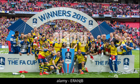 Londra, Regno Unito. Il 30 maggio 2015. Arsenal i giocatori di celebrare vincendo la finale di FA Cup tra Aston Villa e Arsenal allo stadio di Wembley a Londra, Gran Bretagna, il 30 maggio 2015. Arsenal vince la FA Cup dopo aver vinto 4-0. Credito: Richard Washbrooke/Xinhua/Alamy Live News Foto Stock