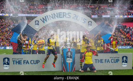 Londra, Regno Unito. Il 30 maggio 2015. Arsenal i giocatori di celebrare vincendo la finale di FA Cup tra Aston Villa e Arsenal allo stadio di Wembley a Londra, Gran Bretagna, il 30 maggio 2015. Arsenal vince la FA Cup dopo aver vinto 4-0. Credito: Richard Washbrooke/Xinhua/Alamy Live News Foto Stock
