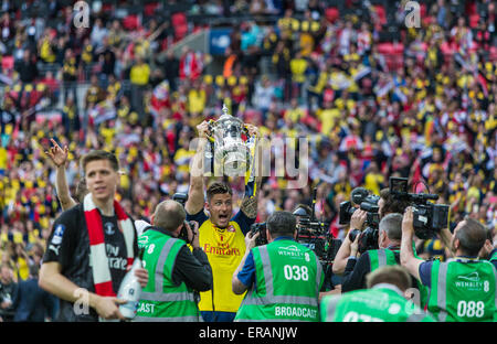 Londra, Regno Unito. Il 30 maggio 2015. Arsenale di Olivier Giroud celebra con il trofeo dopo aver vinto la finale di FA Cup tra Aston Villa e Arsenal allo stadio di Wembley a Londra, Gran Bretagna, il 30 maggio 2015. Arsenal vince la FA Cup dopo aver vinto 4-0. Credito: Richard Washbrooke/Xinhua/Alamy Live News Foto Stock