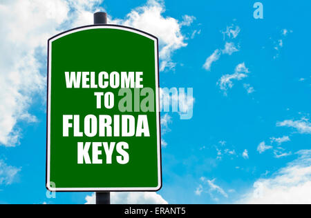 Cartello verde con messaggio di benvenuto Benvenuti a Florida Keys isolate su cielo azzurro sfondo con copia disponibile spazio. Destinazione di viaggio Concetto di immagine Foto Stock