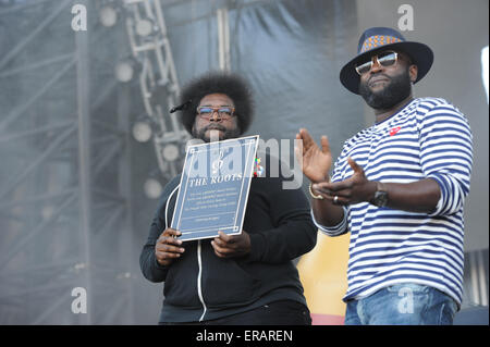 Philadelphia, Pennsylvania, USA. 31 Maggio, 2015. Le radici, alla ricerca di amore e di pensiero nero, di ricevere i loro Philadelphia 'Walk of Fame' di placca le radici Picnic 2015 al Festival Pier in Philadelphia Credito: Ricky Fitchett/ZUMA filo/Alamy Live News Foto Stock