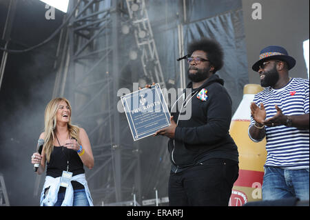 Philadelphia, Pennsylvania, USA. 31 Maggio, 2015. Le radici, alla ricerca di amore e di pensiero nero, di ricevere i loro Philadelphia 'Walk of Fame' di placca le radici Picnic 2015 al Festival Pier in Philadelphia Credito: Ricky Fitchett/ZUMA filo/Alamy Live News Foto Stock