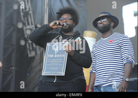 Philadelphia, Pennsylvania, USA. 31 Maggio, 2015. Le radici, alla ricerca di amore e di pensiero nero, di ricevere i loro Philadelphia 'Walk of Fame' di placca le radici Picnic 2015 al Festival Pier in Philadelphia Credito: Ricky Fitchett/ZUMA filo/Alamy Live News Foto Stock