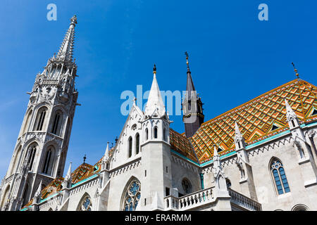 La Chiesa di San Mattia è una chiesa cattolica romana si trova a Budapest, in Ungheria, di fronte al Bastione del Pescatore al cuore di Bud Foto Stock