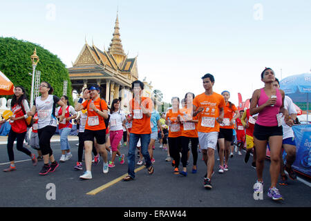 Phnom Penh Cambogia. 31 Maggio, 2015. Persone corrono durante la 5a Phnom Penh-International mezza maratona in Phnom Penh Cambogia, 31 maggio 2015. Alcuni 4,955 professionisti e dilettanti gli atleti hanno preso parte alla quinta Phnom Penh-International Mezza Maratona qui Domenica, un aumento del 20 per cento rispetto allo scorso anno l'evento, detto laccetto Khon, presidente del Comitato Olimpico Nazionale. © Sovannara/Xinhua/Alamy Live News Foto Stock