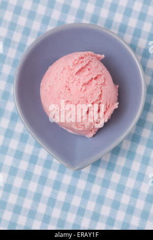 Un freschi fatti in casa scoop di gelato alla fragola da sopra Foto Stock