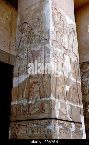 Abydos,l'Egitto, il tempio mortuario di faraone Seti I. vista di una colonna scolpita nel cortile Foto Stock