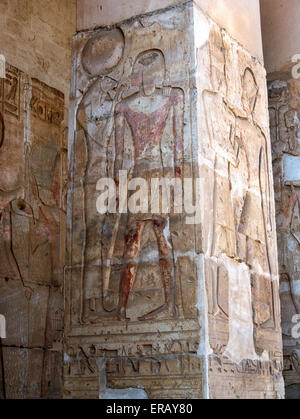 Abydos,l'Egitto, il tempio mortuario di faraone Seti I. vista di una colonna scolpita nel cortile Foto Stock