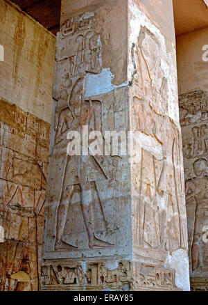 Abydos,l'Egitto, il tempio mortuario di faraone Seti I. vista di una colonna scolpita nel cortile Foto Stock