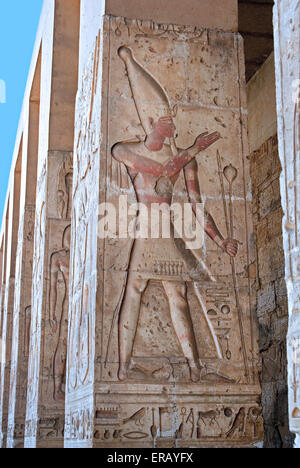 Abydos,l'Egitto, il tempio mortuario di faraone Seti I. vista di un intaglio del faraone Foto Stock