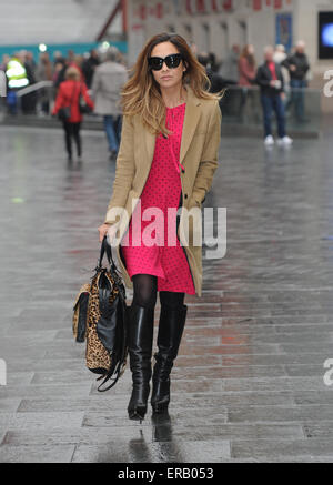 Myleene Klass lascia Radio liscio, indossando una rosa a macchie abito, conciate coat, stivali neri e occhiali da sole. Dotato di: Myleene Klass dove: Londra, Regno Unito quando: 26 Nov 2014 Credit: WENN.com Foto Stock