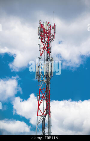 Antenna GSM trasmettitori su rosso e bianco industriale torre di comunicazione Foto Stock