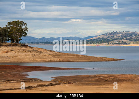 Bella Hume lago tra campagna vittoriana colline Foto Stock