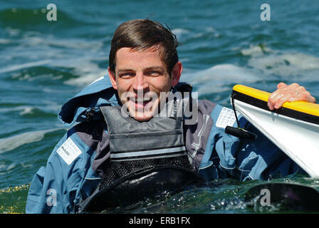 Kayak di mare al largo della costa di Anglesey, Galles, Regno Unito Foto Stock