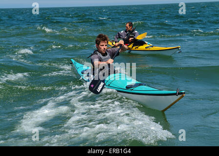 Kayak di mare al largo della costa di Anglesey, Galles, Regno Unito Foto Stock